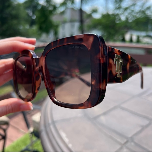 True Religion Square Sunglasses - Picture 2 of 7